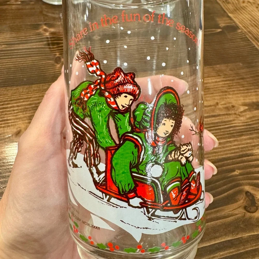 Vintage Holly Hobby “Holly & Robby Sledding” Christmas Glasses Set‎ of 7